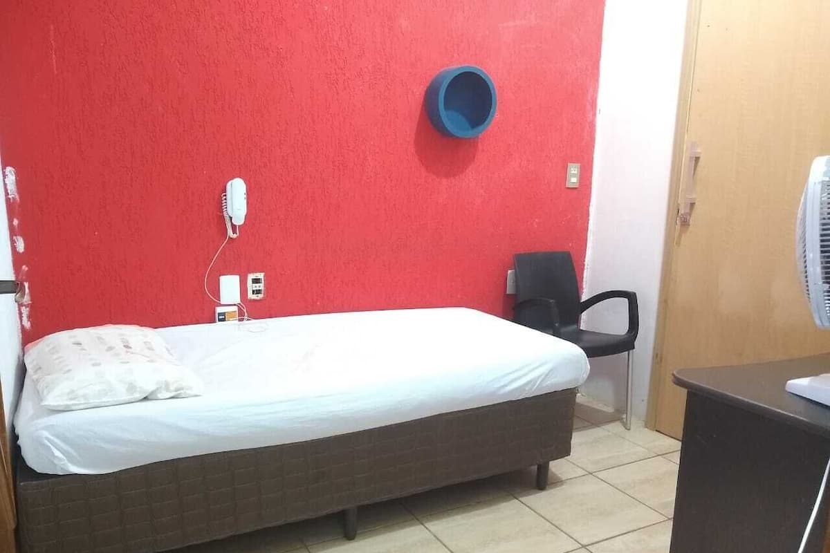 Einzelzimmer | Verdunkelungsvorhänge, Bügeleisen/Bügelbrett, kostenloses WLAN