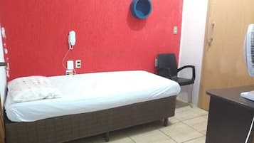 Habitació individual | Cortines opaques, planxa i posts de planxar i wifi gratuïta