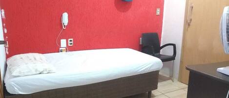 Single Room | Langsir/tirai gelap terus, seterika/papan seterika, Wi-fi percuma