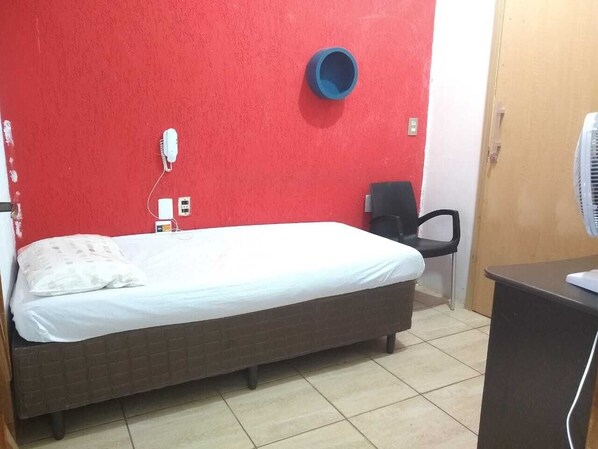 Einzelzimmer | Verdunkelungsvorhänge, Bügeleisen/Bügelbrett, kostenloses WLAN