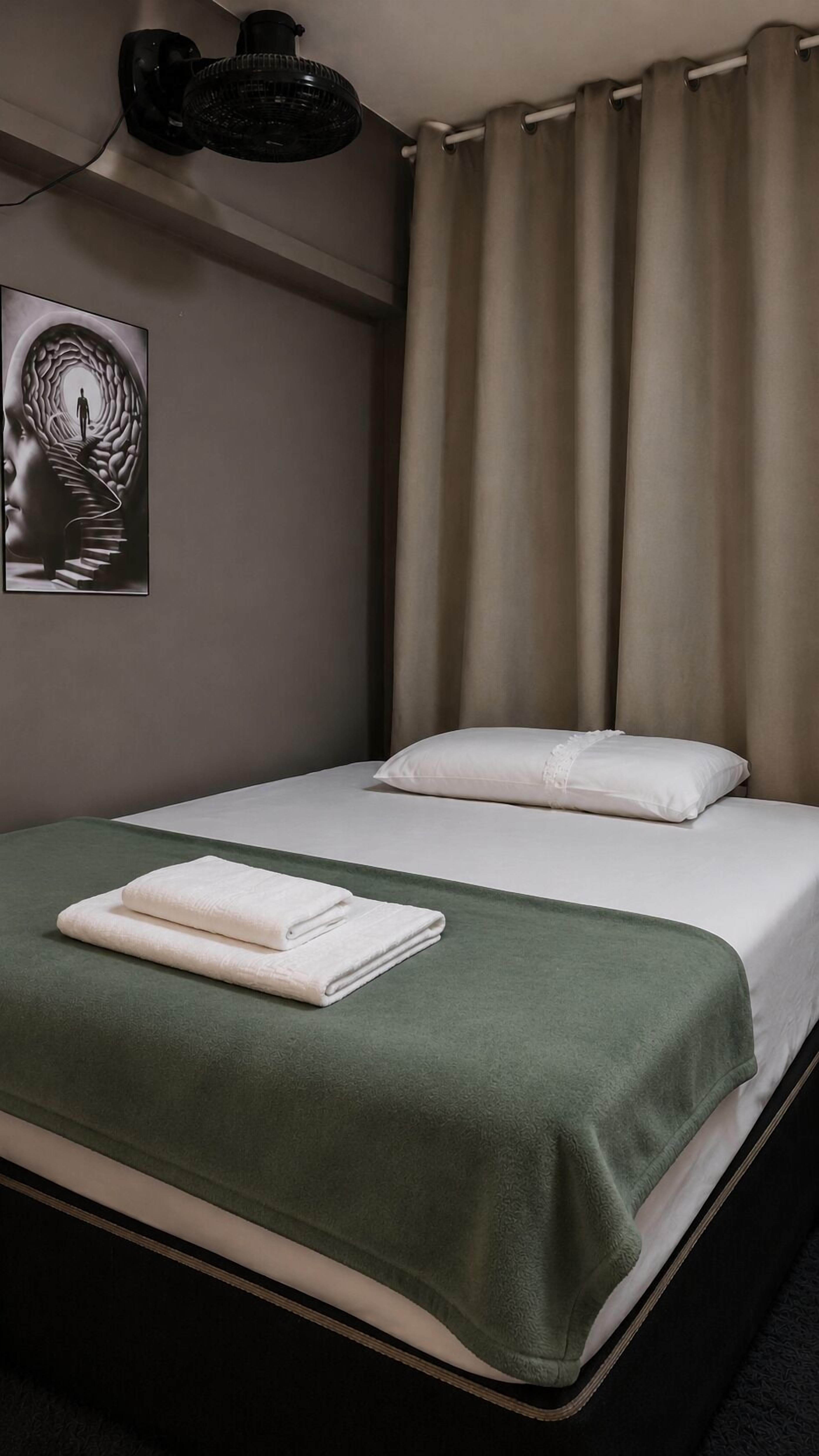 Habitación económica | Ropa de cama hipoalergénica y cortinas blackout 