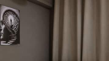 Habitación económica | Ropa de cama hipoalergénica y cortinas opacas