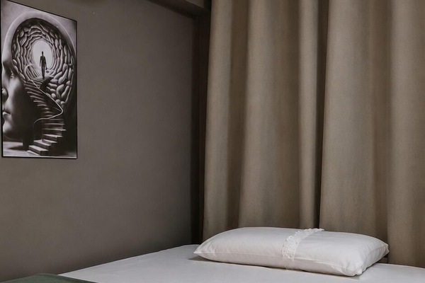 Economy Room | Hypo-allergenic bedding available, blackout drapes