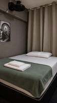 Quarto econômico | Roupas de cama antialérgicas, cortinas blackout