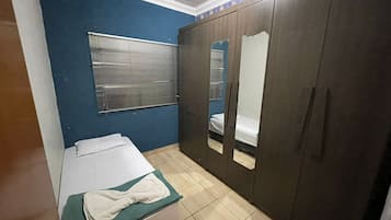 Enkeltrom – junior | Allergitestet sengetøy, blendingsgardiner og strykejern/-brett