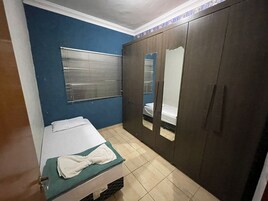 Quarto solteiro júnior | Roupas de cama antialérgicas, cortinas blackout