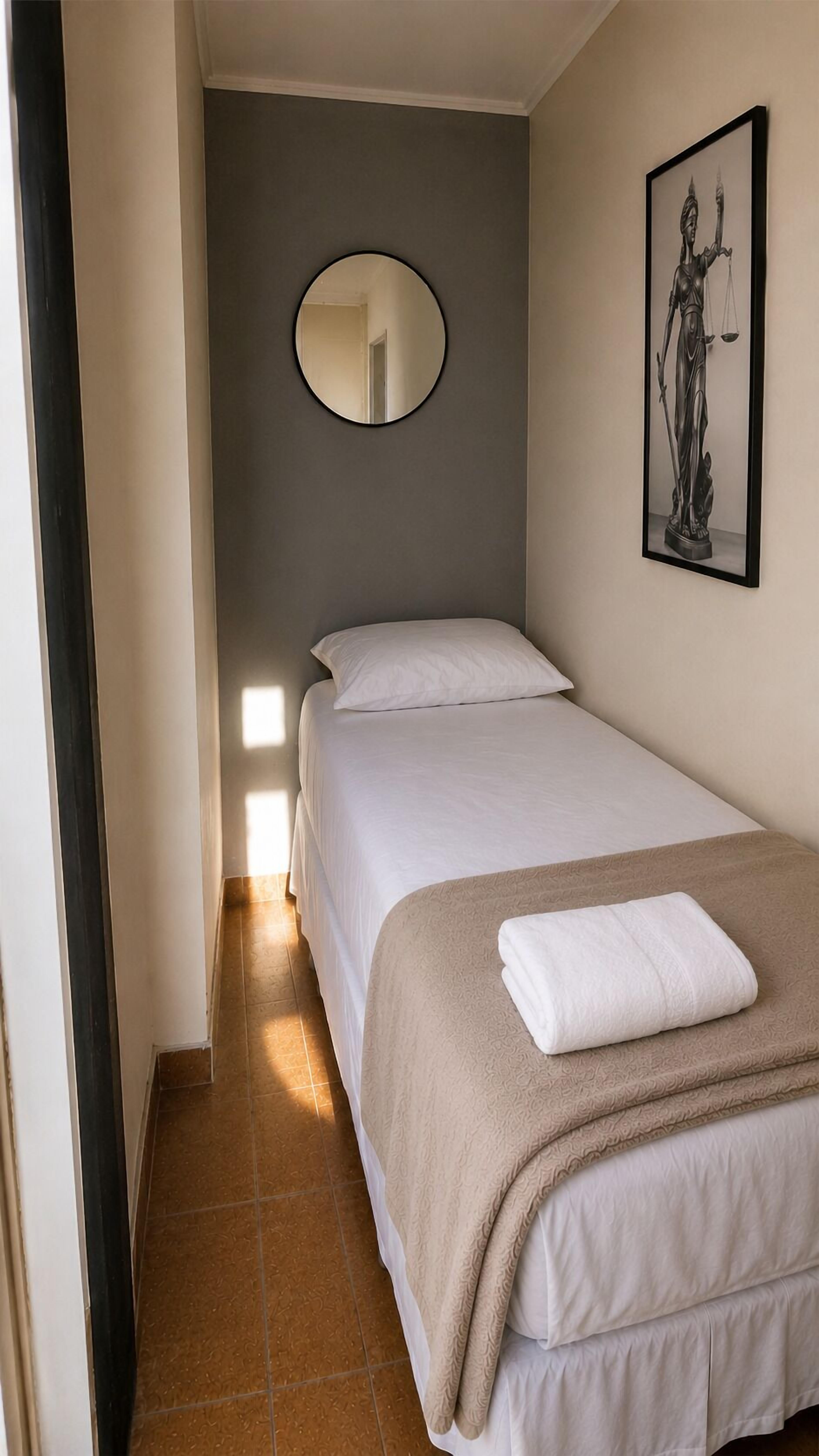 Habitación básica | Ropa de cama hipoalergénica y cortinas blackout 