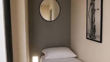 Basic Room | Hypo-allergenic bedding, blackout drapes, iron/ironing board, free WiFi