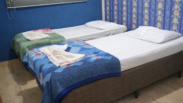 Chambre Ăconomique Double ou avec lits jumeaux | Literie hypoallergĂ©nique, rideaux occultants, fer et planche Ă repasser