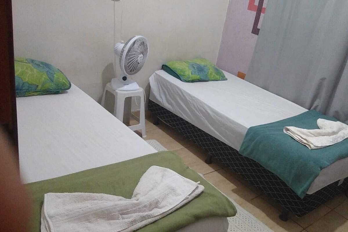 Economy-Zweibettzimmer | Verdunkelungsvorhänge, Bügeleisen/Bügelbrett, kostenloses WLAN