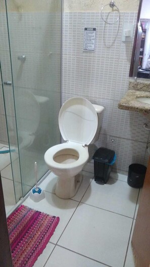 Haartrockner, Handtücher, Toilettenpapier