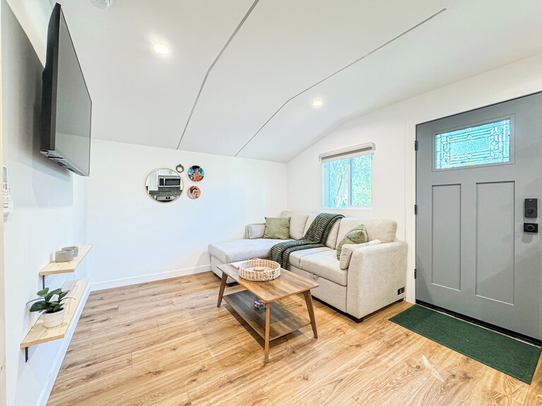 Charming 1-bedroom Oasis In Woodland Hills- Re - Hidden Hills, CA