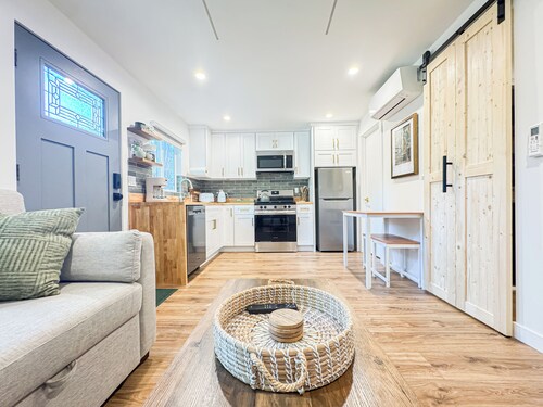  Charming 1-Bedroom Oasis in Woodland Hills- RE