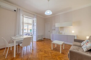 Living area - Sea View Central Apartment by Wonderful Italy (Sanremo)