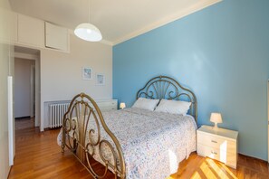 Apartamento, varias camas, Se admiten mascotas, vistas parciales al mar | Tabla de planchar con plancha y wifi gratis