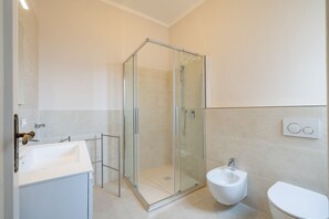 Apartment, Mehrere Betten, Haustiere gestattet, eingeschränkter Meerblick | Badezimmer | Dusche, Haartrockner, Handtücher, Seife