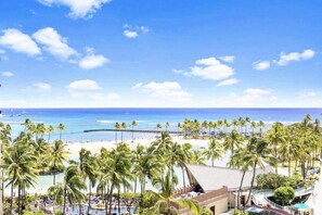 Beach nearby - 7th Fl Ilikai | AC | Pool (Honolulu)