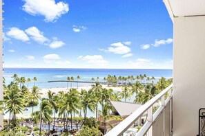 Property grounds - 7th Fl Ilikai | AC | Pool (Honolulu)