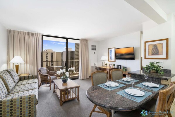 TV - 20th Fl Waikiki Sunset | King | AC | Parking | Pool (Honolulu)