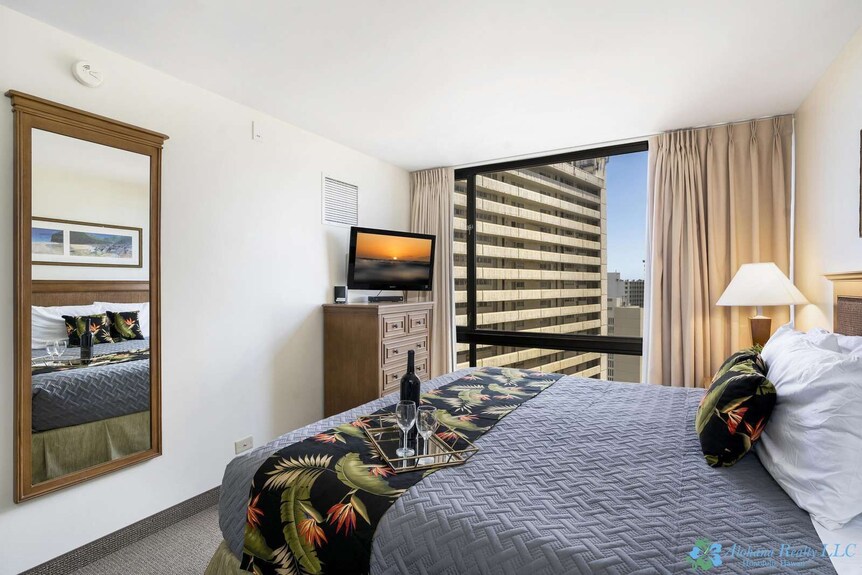 20th Fl Waikiki Sunset | King | Ac | Parking | Pool - Honolulu
