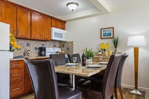 Dining - 8th Fl Waikiki Sunset | Parking | Pool | AC (Honolulu)