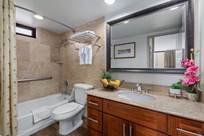 Secadora de cabello, bidet, toallas 