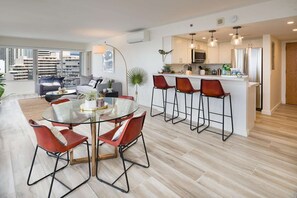 Dining - 13th Fl Ilikai 2 BDRM Condo | King | AC | Marina View (Honolulu)