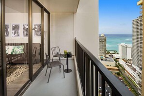 Property grounds - 31st Fl Waikiki Banyan 1 BR Condo | Ocean View | Parking (Honolulu)