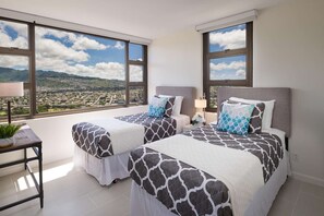1 bedroom, iron/ironing board, free WiFi, bed sheets - 35th Fl Waikiki Banyan | Sunrise Mtn View | AC | Parking (Honolulu)