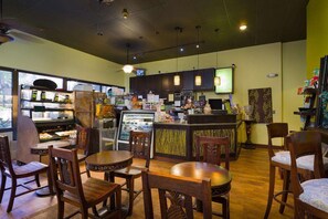 Dining - 35th Fl Waikiki Banyan | Sunrise Mtn View | AC | Parking (Honolulu)