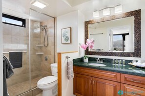 Shower, hair dryer, towels - 25th Fl Waikiki Banyan | King | Mtn View | Parking | AC (Honolulu)