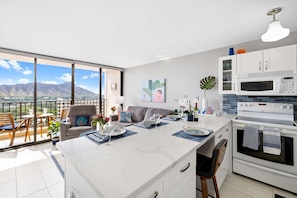 Fridge, microwave, oven, stovetop - 29th Fl Waikiki Banyan | King | Parking (Honolulu)