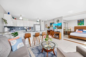 Un apartamento moderno con cocina, comedor y un dormitorio.