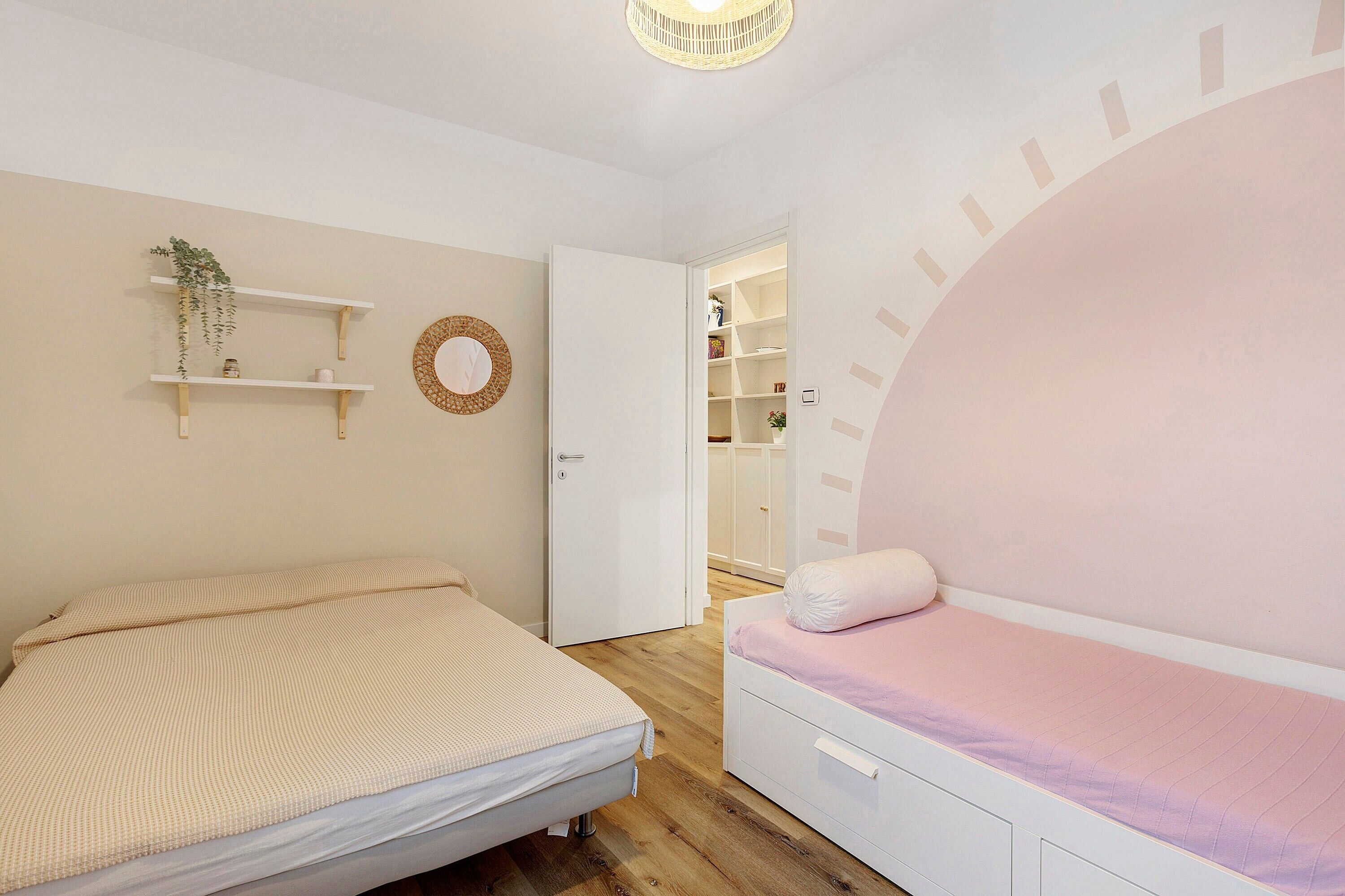 Une chambre à coucher avec un lit, une table de chevet et une armoire.