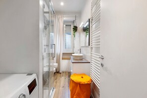 Dusche, kostenlose Toilettenartikel, Haartrockner, Handtücher