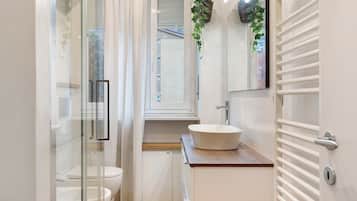 Regadera, amenidades de baño gratuitas, secadora de cabello, toallas