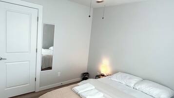 3 bedrooms, desk, free WiFi, bed sheets