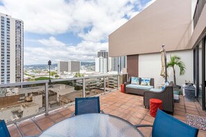 Outdoor dining - 11th Fl Executive Centre | Parking | Pool | Patio (Honolulu)
