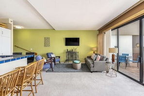 TV - 11th Fl Executive Centre | Parking | Pool | Patio (Honolulu)
