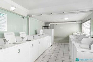 Interior - 7th Fl Aloha Lani  | Lanai | AC | Parking | Pool (Honolulu)