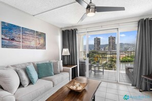 Smart TV - 7th Fl Aloha Lani  | Lanai | AC | Parking | Pool (Honolulu)