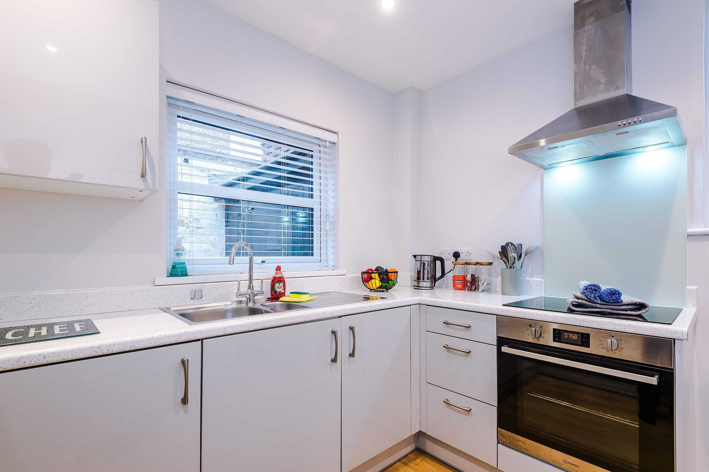 Fridge, oven, stovetop, coffee/tea maker