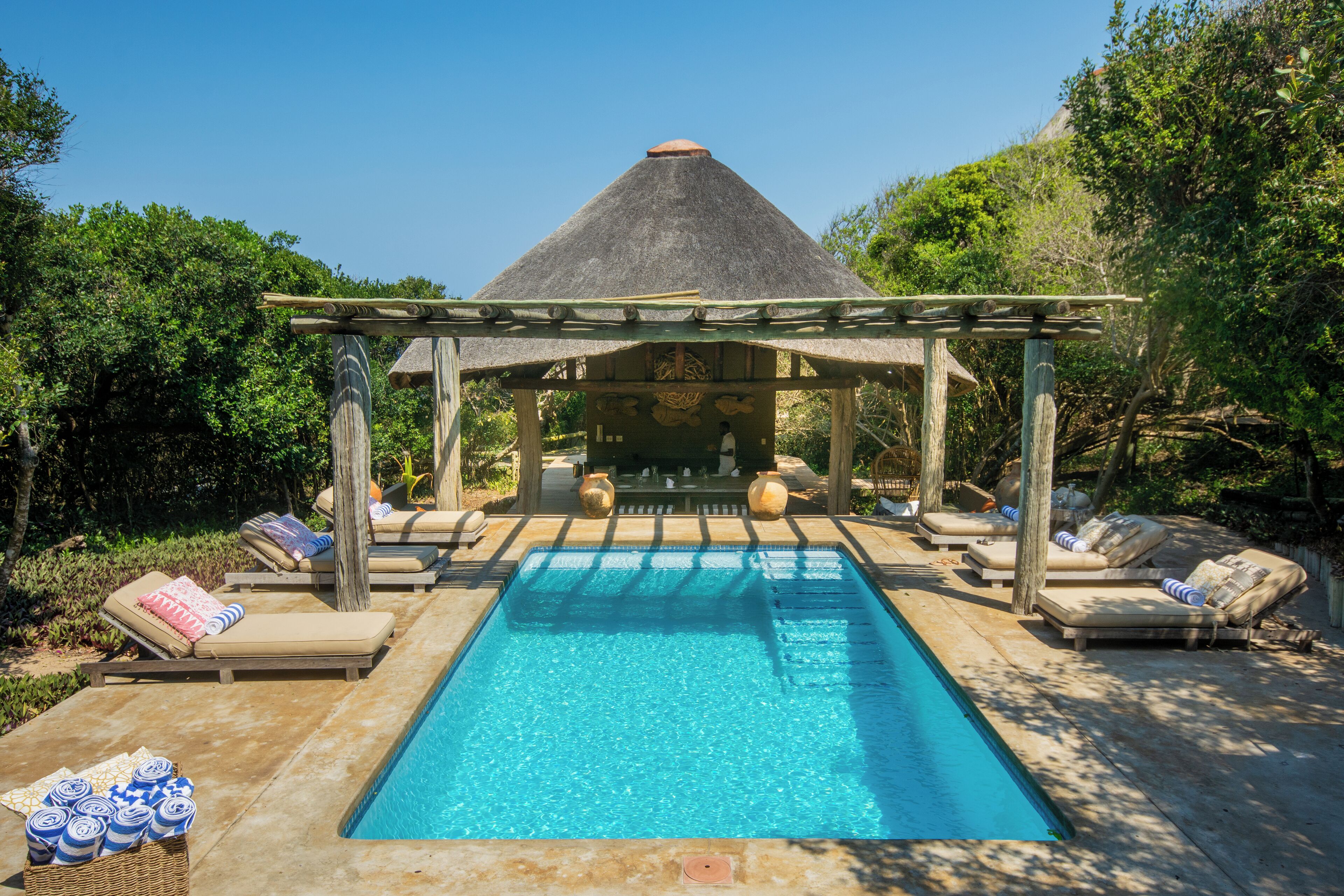 Una piscina al aire libre
