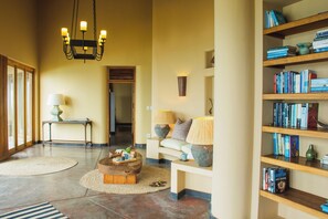 Suite executiva, balcó, vistes a la platja | Sala d'estar | Televisor de 50 polzades amb canals per cable i joguines