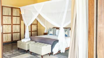 Suite Luxury, balcone | Una scrivania, postazione laptop, ferro/asse da stiro, Wi-Fi gratuito
