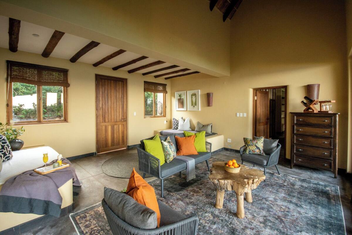 Suite Superior, balcone, vista spiaggia | Area soggiorno | TV 50 pollici con canali via cavo, giocattoli