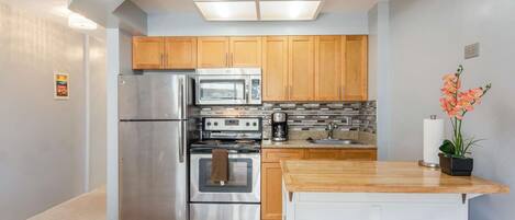 Kjøleskap, mikrobølgeovn, ovn og kokeplater