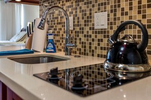 Coffee/tea maker, fridge, microwave, oven - 9th Fl Island Colony Studio | Balcony | Pool (Honolulu)