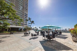Outdoor dining - Ilikai 14th Fl Studio | City View | AC | Pool (Honolulu)