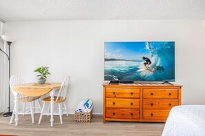 Iron/ironing board, free WiFi, bed sheets - Island Colony 25th Floor Studio - Ala Wai & Mountain Views (Honolulu)